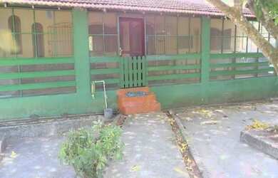 Imagem: A casa possui 2 Dormitórios, 1 Banheiro, 3 Vagas na garagem