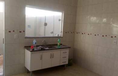 Imagem: A casa possui 2 Dormitórios, 1 Banheiro, 2 Vagas na garagem