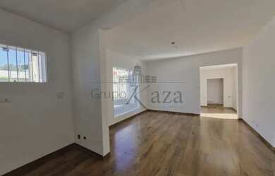 Imagem: A casa possui 3 Dormitórios, 4 Banheiros, 3 Vagas na garagem