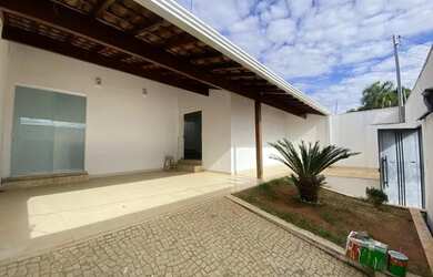 Imagem: A casa possui 3 Dormitórios, 3 Banheiros e 260m² de Área