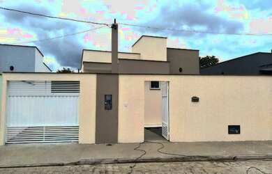 Imagem: A casa possui 2 Dormitórios, 1 Banheiro, 4 Vagas na garagem