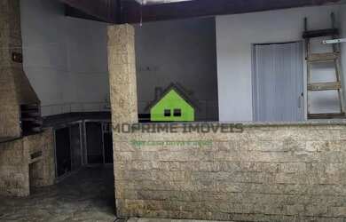 Imagem: A casa possui 2 Dormitórios, 2 Banheiros, 2 Vagas na garagem