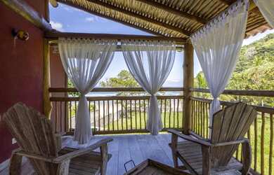 Imagem: A casa possui 5 Dormitórios, 5 Banheiros, 4 Vagas na garagem