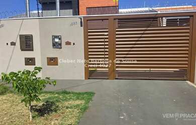 Imagem: A casa possui 3 Dormitórios, 2 Banheiros, 3 Vagas na garagem