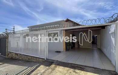 Imagem: A casa possui 4 Dormitórios, 2 Banheiros, 2 Vagas na garagem