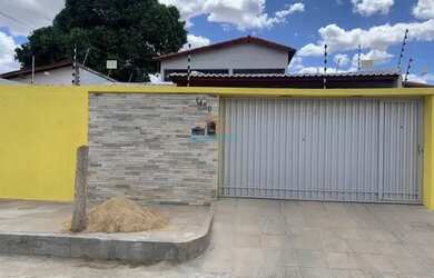 Imagem: A casa possui 3 Dormitórios, 3 Banheiros, 2 Vagas na garagem