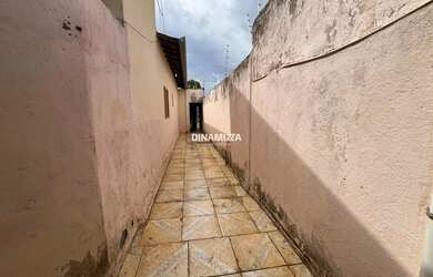 Imagem 15: Casa com garagem coberta e cozinha ampla, recém-reformada