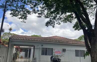 Imagem: A casa possui 5 Dormitórios, 3 Banheiros, 3 Vagas na garagem