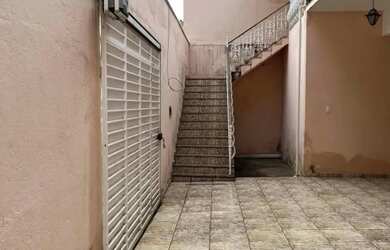 Imagem: A casa possui 3 Dormitórios, 2 Banheiros, 5 Vagas na garagem