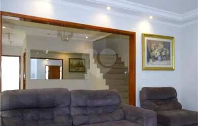 Imagem: A casa possui 3 Dormitórios, 5 Banheiros, 2 Vagas na garagem