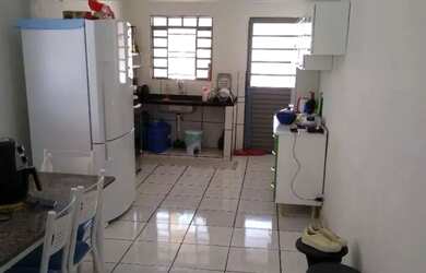 Imagem: A casa possui 2 Dormitórios, 1 Banheiro e está localizado