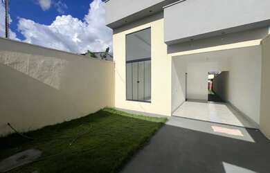 Imagem: A casa possui 3 Dormitórios, 2 Banheiros, 2 Vagas na garagem