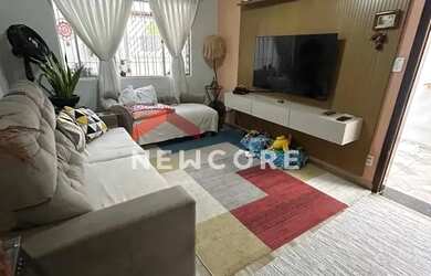 Imagem: A casa possui 3 Dormitórios, 1 Banheiro, 2 Vagas na garagem