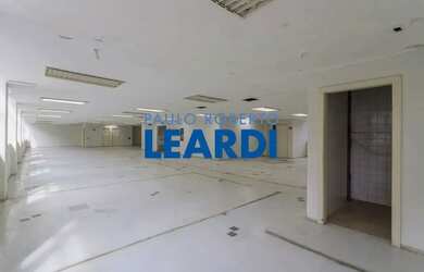 Imagem: O depósito possui 2 Vagas na garagem e 170m² de Área e está