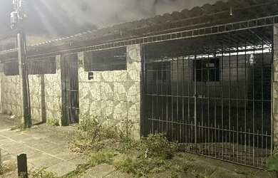 Imagem: A casa possui 2 Dormitórios, 1 Banheiro, 1 Vaga na garagem