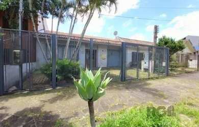 Imagem: A casa possui 3 Dormitórios, 3 Banheiros, 2 Vagas na garagem