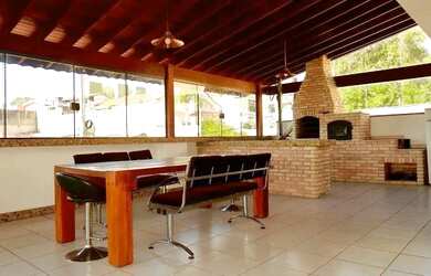 Imagem: A casa possui 3 Dormitórios, 4 Banheiros, 2 Vagas na garagem