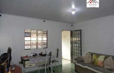 Imagem: A casa possui 3 Dormitórios, 2 Banheiros, 2 Vagas na garagem