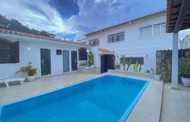 Imagem: A casa possui 5 Dormitórios, 5 Banheiros, 4 Vagas na garagem