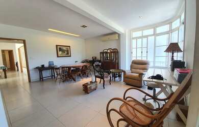 Imagem 6: Em frente ao Clube Piraquê. Vista Lagoa. 1 apartamento por andar. Elevador...