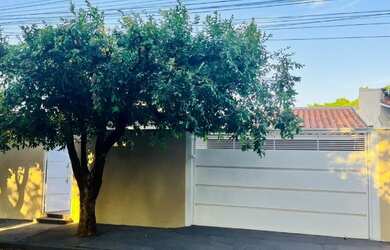 Imagem: A casa possui 3 Dormitórios, 2 Banheiros, 3 Vagas na garagem