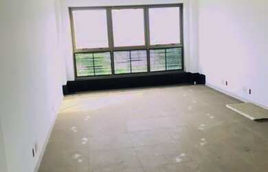 Imagem: O depósito possui 4 Vagas na garagem, 136m² de Área e está