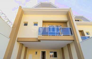 Imagem: A casa possui 3 Dormitórios, 3 Banheiros, 2 Vagas na garagem