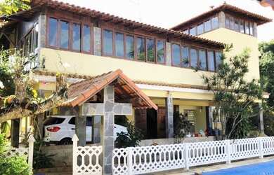 Imagem: A casa possui 3 Dormitórios, 4 Banheiros, 2 Vagas na garagem