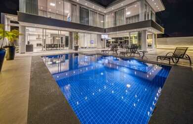 Imagem: A casa em condomínio possui 5 Dormitórios, 5 Banheiros, 5