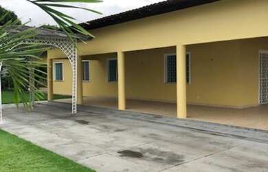 Imagem: A casa possui 4 Dormitórios, 4 Banheiros, 4 Vagas na garagem