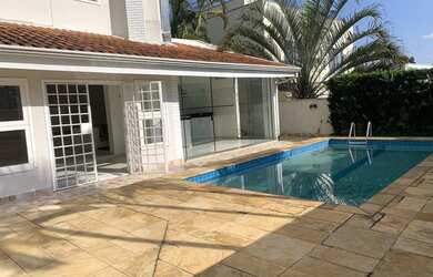 Imagem: A casa em condomínio possui 3 Dormitórios, 2 Banheiros, 4