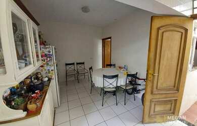 Imagem: A casa possui 3 Dormitórios, 2 Banheiros, 1 Vaga na garagem