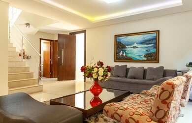 Imagem: A casa possui 4 Dormitórios, 5 Banheiros, 4 Vagas na garagem