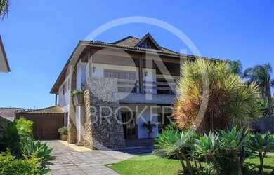 Imagem: A casa em condomínio possui 4 Dormitórios, 3 Banheiros, 5