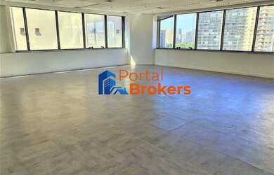 Imagem: O depósito possui 4 Vagas na garagem, 156m² de Área e está