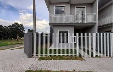 Imagem: A casa possui 3 Dormitórios, 2 Banheiros, 1 Vaga na garagem