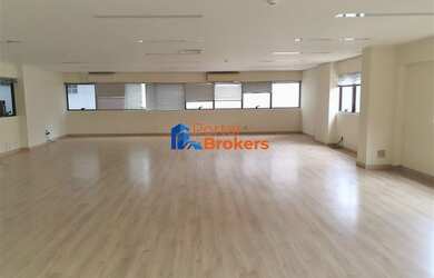 Imagem: O depósito para alugar possui 5 Vagas na garagem e 192m² de