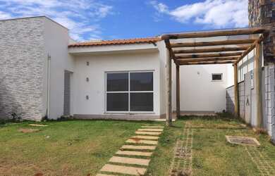 Imagem: A casa em condomínio possui 3 Dormitórios, 2 Banheiros, 3