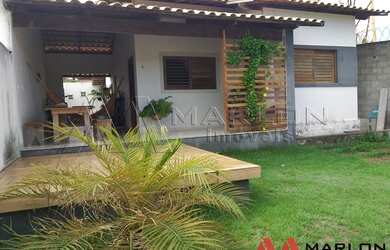 Imagem: A casa possui 3 Dormitórios, 1 Banheiro, 2 Vagas na garagem