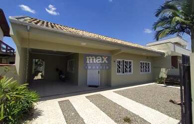 Imagem: A casa possui 4 Dormitórios, 2 Banheiros, 3 Vagas na garagem