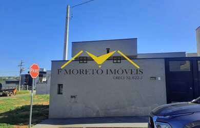 Imagem: A casa possui 3 Dormitórios, 2 Banheiros, 2 Vagas na garagem