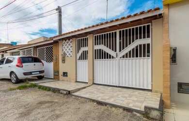 Imagem: A casa possui 3 Dormitórios, 2 Banheiros, 1 Vaga na garagem