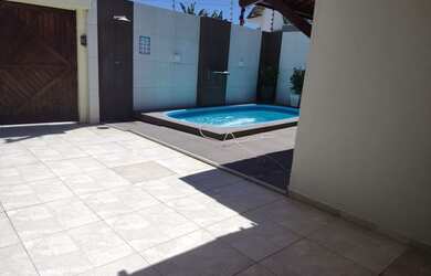 Imagem: A casa possui 1 Dormitório, 2 Banheiros, 2 Vagas na garagem