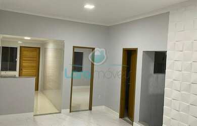 Imagem: A casa possui 2 Dormitórios, 2 Banheiros, 1 Vaga na garagem