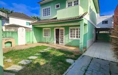 Imagem: A casa possui 4 Dormitórios, 4 Banheiros, 3 Vagas na garagem