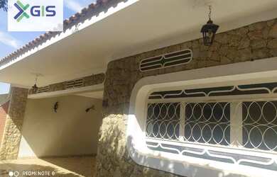 Imagem: A casa possui 3 Dormitórios, 2 Banheiros, 2 Vagas na garagem