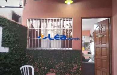 Imagem: A casa possui 2 Dormitórios, 1 Banheiro, 2 Vagas na garagem