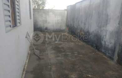 Imagem: A casa possui 3 Dormitórios, 1 Banheiro, 3 Vagas na garagem