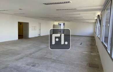 Imagem: O depósito possui 5 Vagas na garagem, 400m² de Área e está