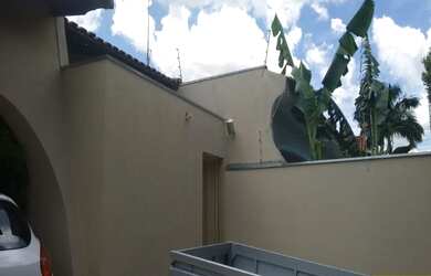 Imagem: A casa possui 3 Dormitórios, 3 Banheiros, 4 Vagas na garagem